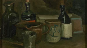 Stilleben mit Flaschen und Steingut