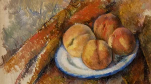 Quatre pêches sur une assiette