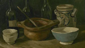 Stillleben mit Steingut und Flaschen