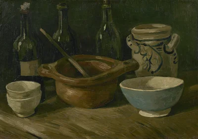 Stillleben mit Steingut und Flaschen
